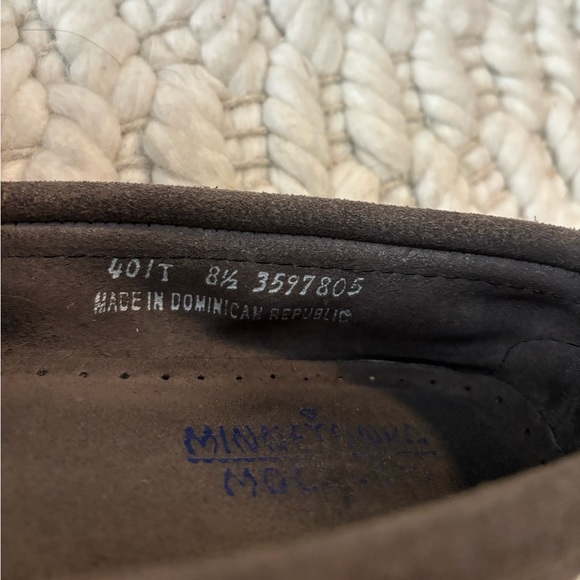 Women’s Gray Minnetonka Moccasin Size 9.5 - Picture 4 of 4